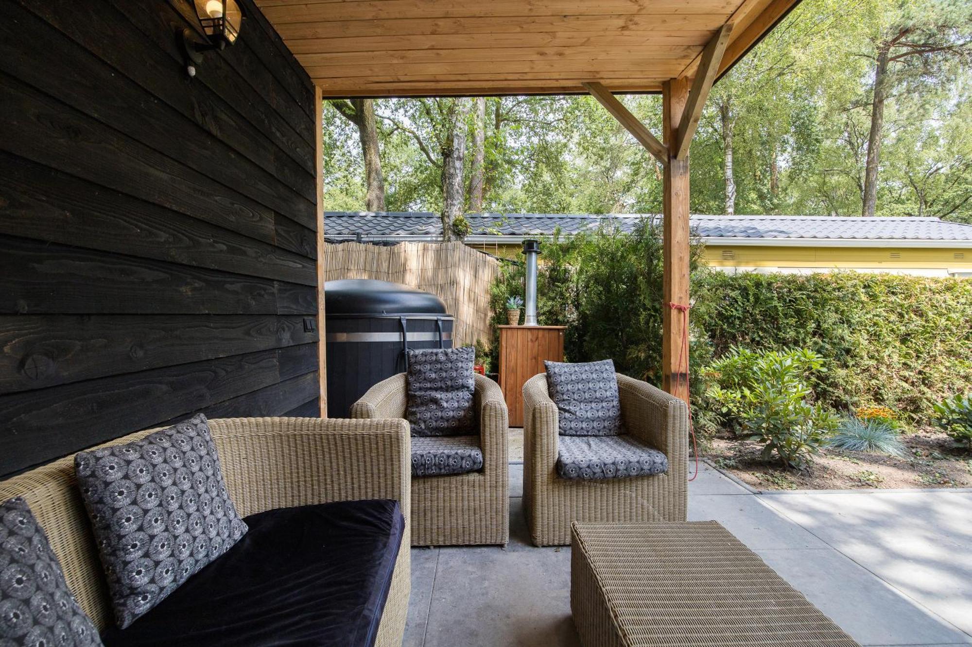 Veluwe Hoenderloo Luxury Chalet With Private Sauna And Hot Tub - Swimming Pool Tennis Court Supermarket Bowling Alley Theatre And Entertainment For Children المظهر الخارجي الصورة