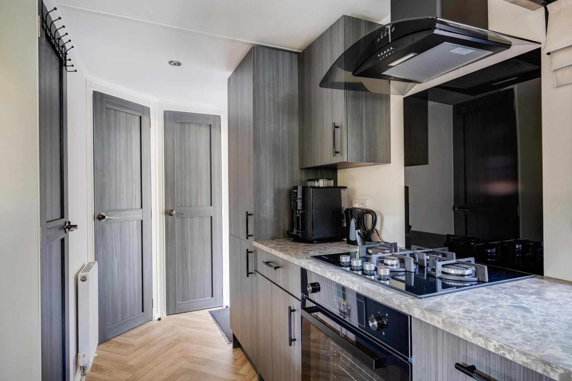 Veluwe Hoenderloo Luxury Chalet With Private Sauna And Hot Tub - Swimming Pool Tennis Court Supermarket Bowling Alley Theatre And Entertainment For Children المظهر الخارجي الصورة