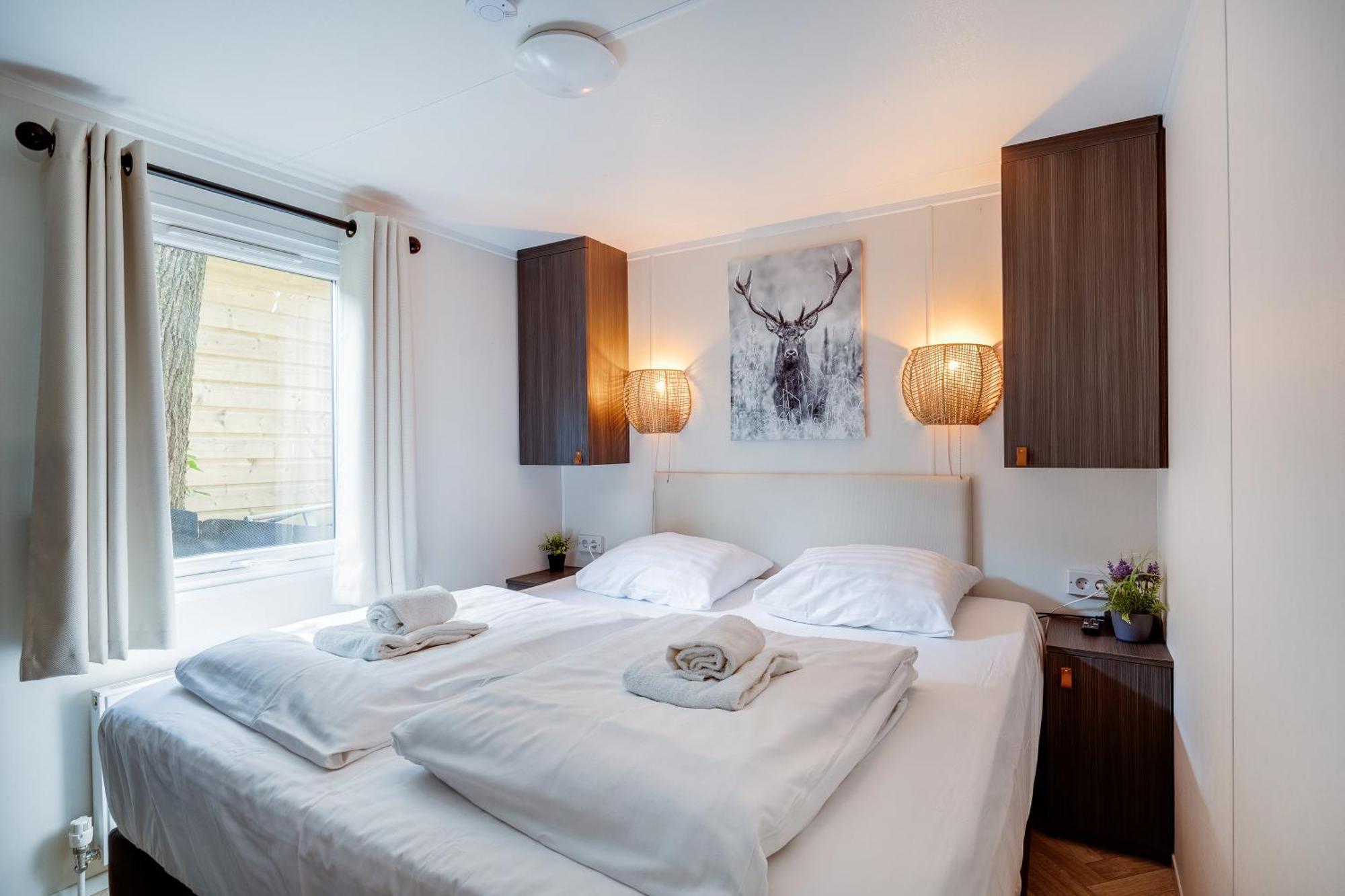 Veluwe Hoenderloo Luxury Chalet With Private Sauna And Hot Tub - Swimming Pool Tennis Court Supermarket Bowling Alley Theatre And Entertainment For Children المظهر الخارجي الصورة